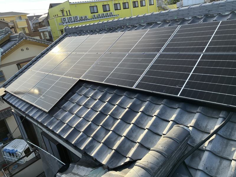 住宅の瓦屋根に設置した太陽光パネル