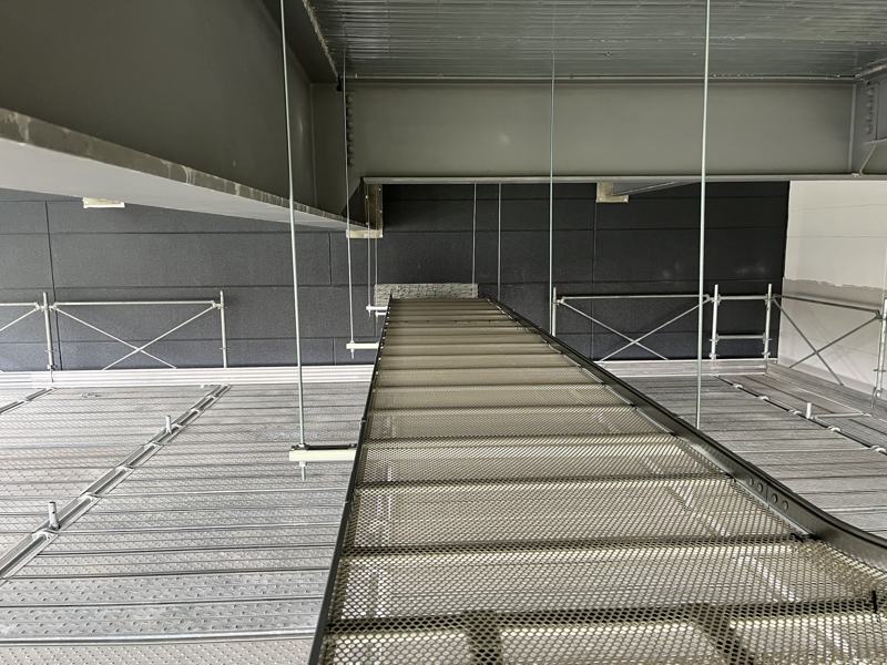 建物内の天井に吊り下げて施工したケーブルラック